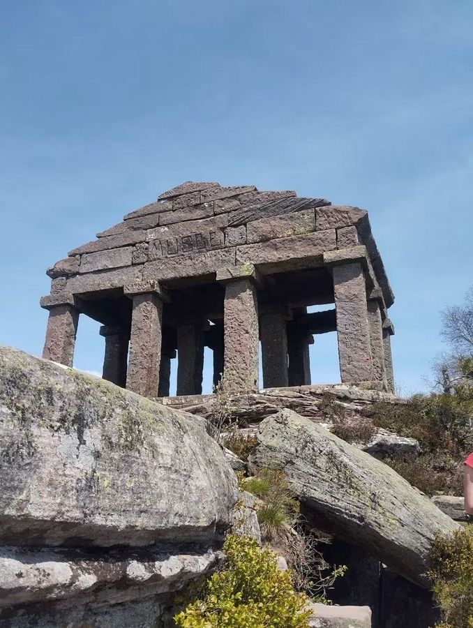 Ruines du temple du Donon, secteur de Senones, zone d'intervention Host' Vosges