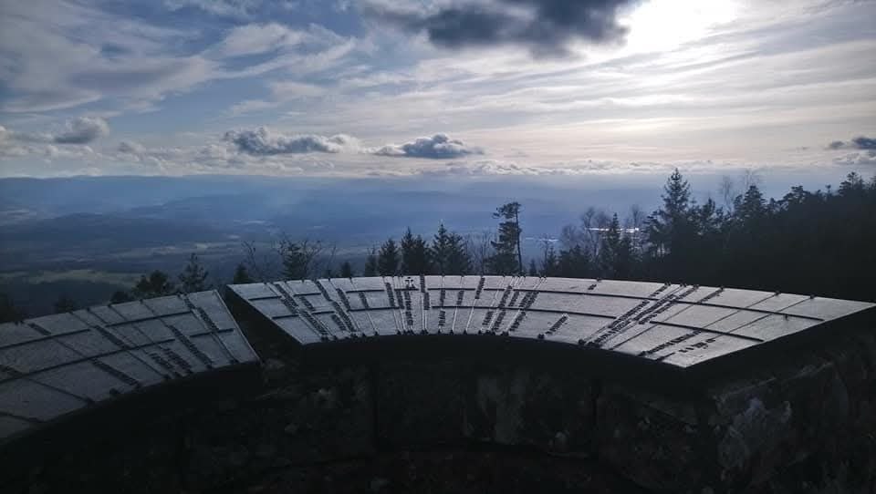 Vue panoramique des Vosges depuis une table d'orientation, secteur géré par Host' Vosges